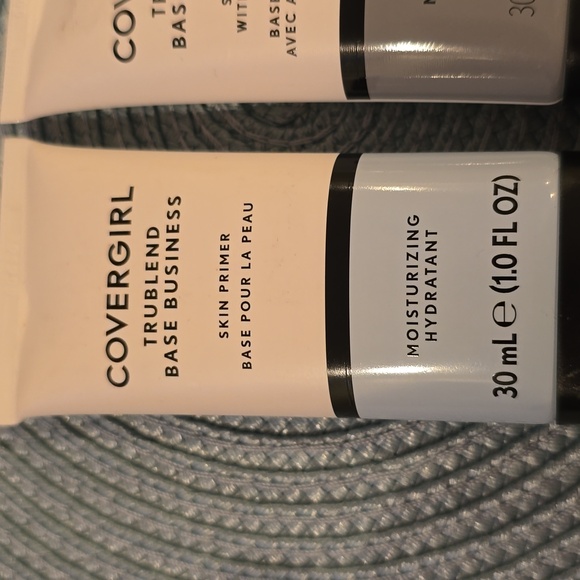 Covergirl TruBlend Base Business Primer - Moisturizing and Mattifying - Picture 3 of 6